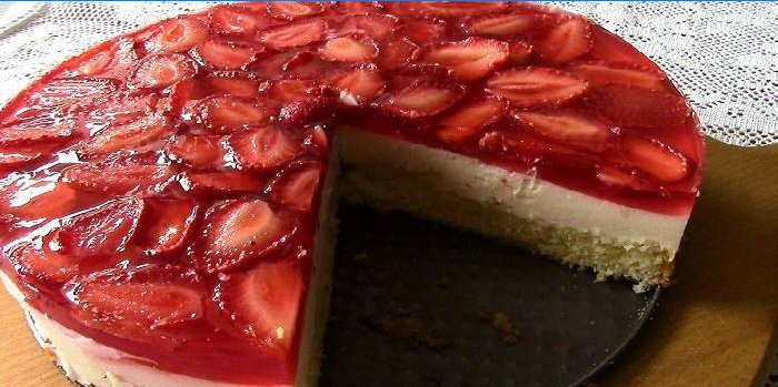 Sponge cake with mousse filling and jellied strawberries