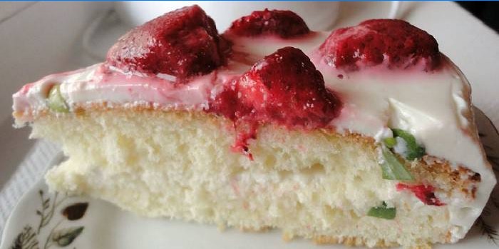 Sponge cake with curd cream and strawberries