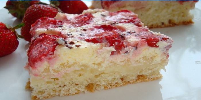 Pie with strawberries and sour cream filling