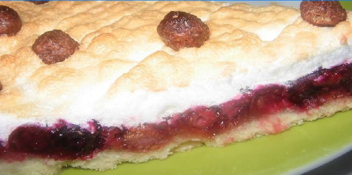 Pie with grated berries