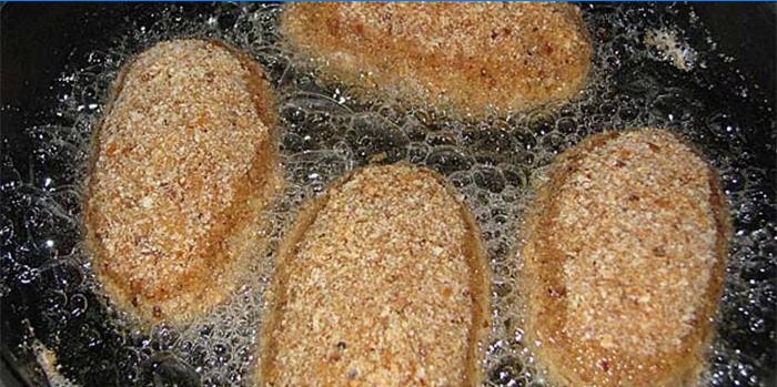 Steam cutlets in a pan