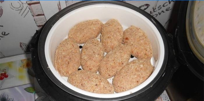 Steamed cutlets in a slow cooker
