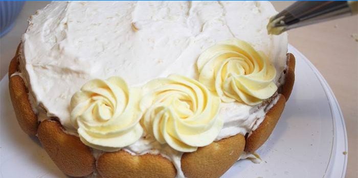 Cake decoration with cream of cream and gelatin