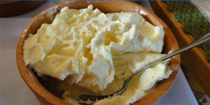 Ready butter cream in a bowl