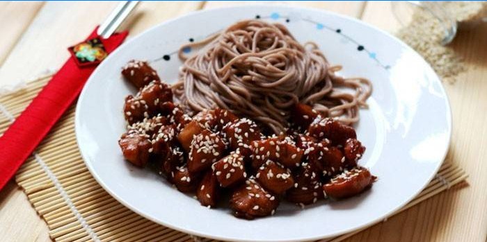 Sliced ​​chicken with noodles
