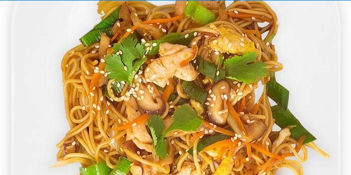 Noodles with chicken and mushrooms