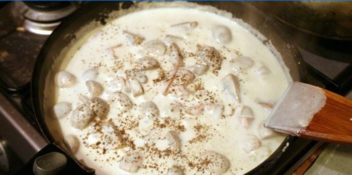 Sliced ​​chicken in cream in a pan
