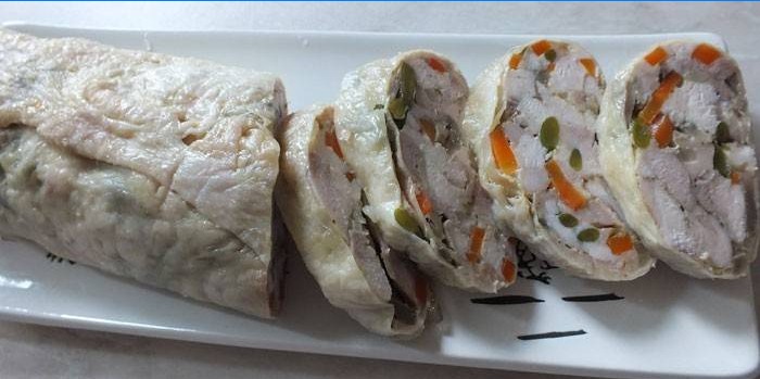 Foil-baked chicken roll with vegetables