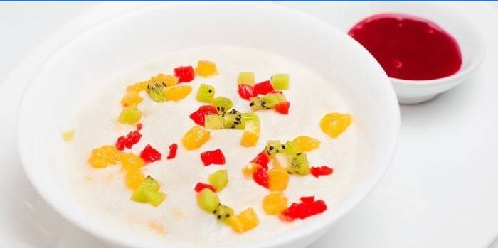 Thick semolina porridge with fruit
