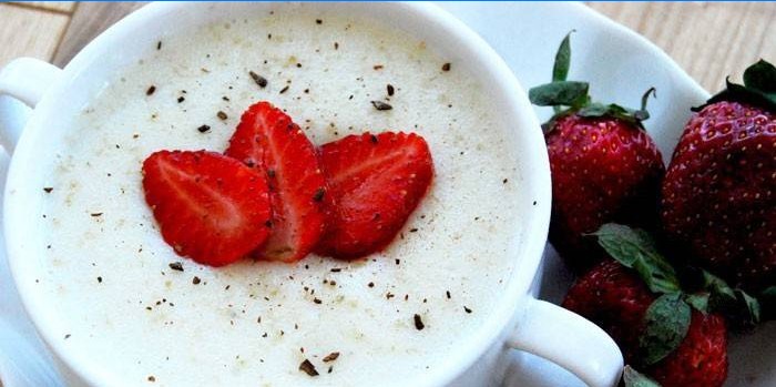 Semolina porridge with strawberries and chocolate chips