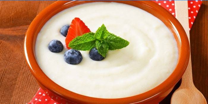 Ready semolina porridge with berries