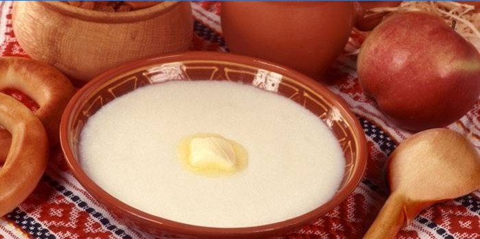 Liquid porridge from semolina in a plate