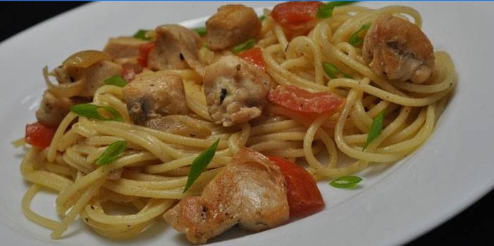 Spaghetti with tomatoes and pieces of chicken