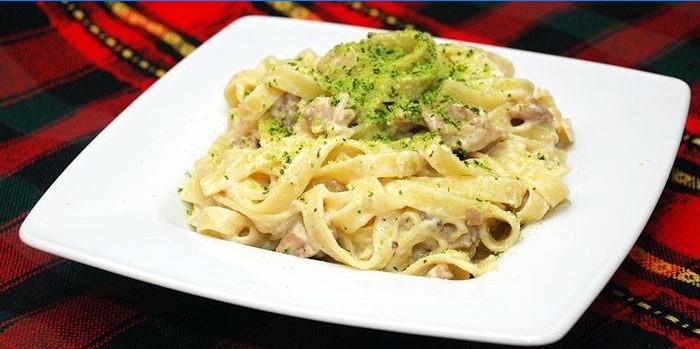 Pasta in a creamy sauce with chicken breast and herbs