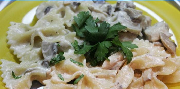 Farfalle with mushrooms and chicken in sauce