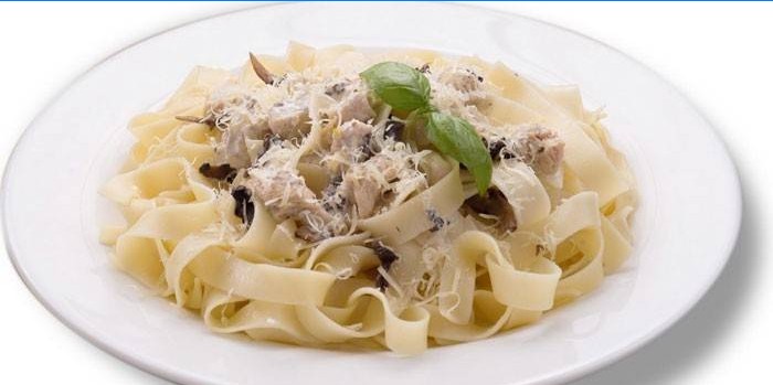Pasta with champignons and chicken meat