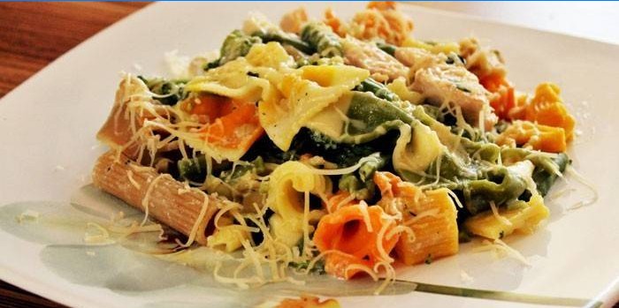 Pasta with vegetables and chicken
