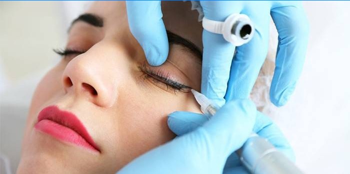 The master conducts permanent makeup of the eyelids