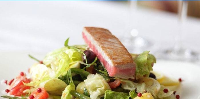 Ready-made Nicoise salad with fried tuna