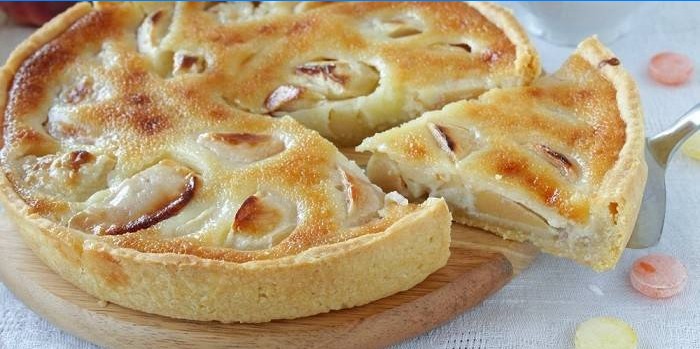 Charlotte with apples and curd filling