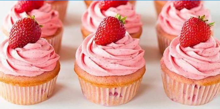 Cupcakes with Strawberry Sour Cream