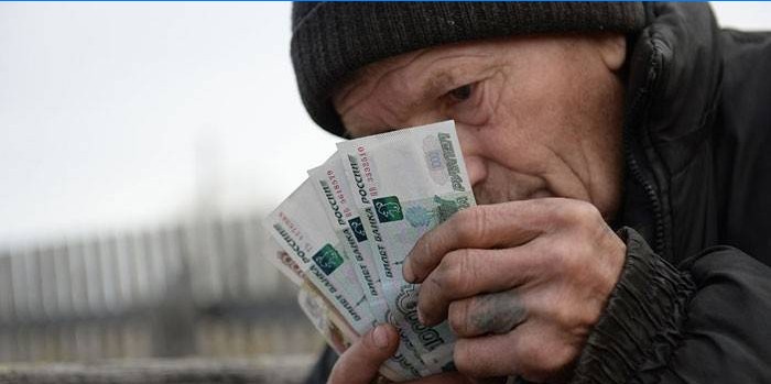 A man with banknotes in his hands