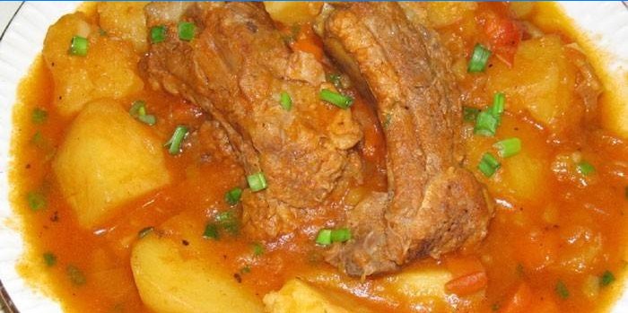 Braised pork ribs with potatoes in sauce