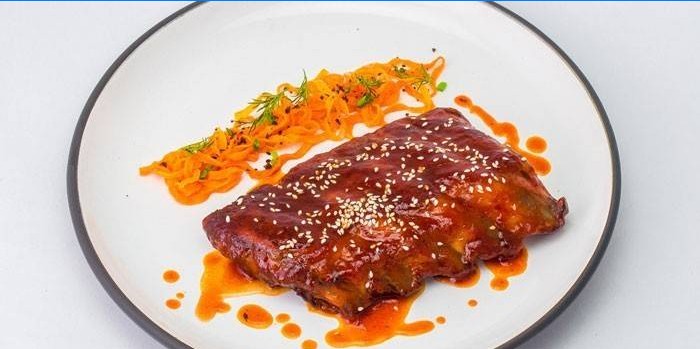 Pork ribs with sesame seeds in sweet and sour sauce