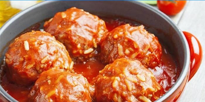Meatballs with rice in tomato sauce