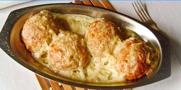 Ready-made meatballs with rice in sour cream sauce