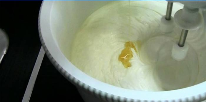 The introduction of gelatin in the process of whipping cream with a mixer