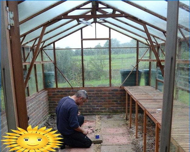 Autumn preparation of the greenhouse for the next season