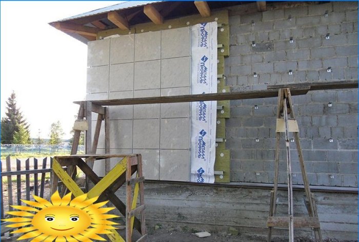 Insulation of walls made of expanded clay concrete blocks