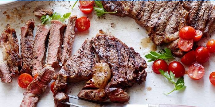 Cooked steaks with tomatoes