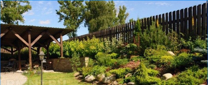8 ideas for decorating a plot with a slope
