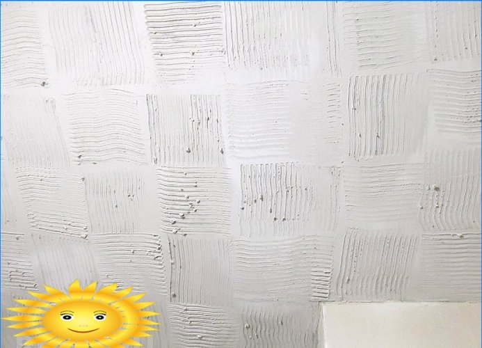 Budget ceiling decoration with a comb