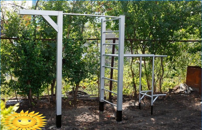 Do-it-yourself horizontal bar for pull-ups on the site