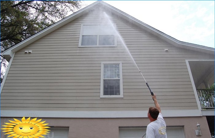 Cleaning the siding facade