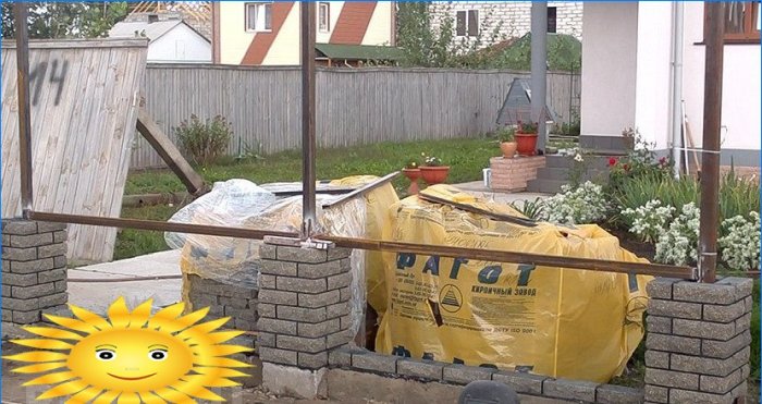 How to build a brick fence with your own hands