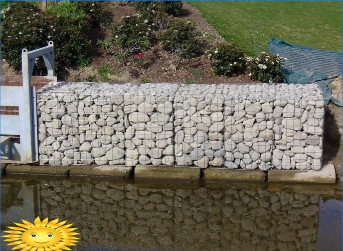 Interesting retaining wall ideas for an inclined section