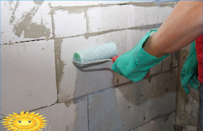 Priming of aerated concrete before applying plaster