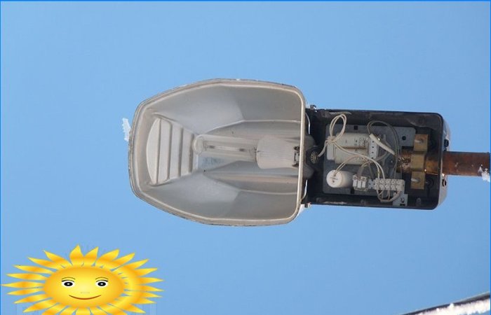 Street lamp with discharge lamp