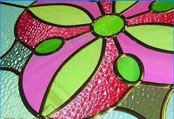 The union of color and light. Choosing a stained glass window