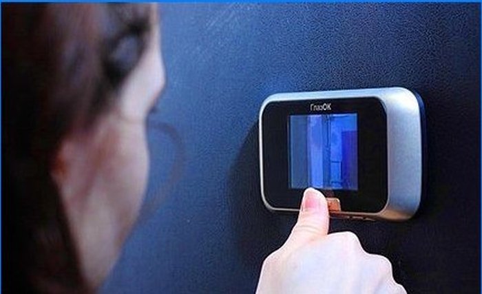 Video door peephole - remote control of the staircase