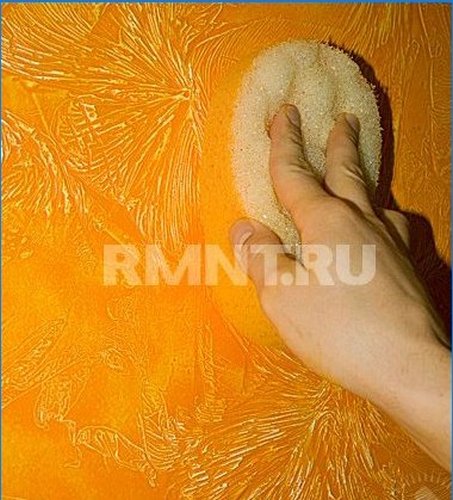 Rubbing wax with a bath sponge