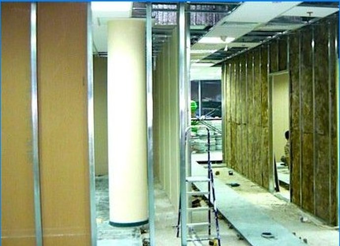 Installation of a plasterboard partition frame