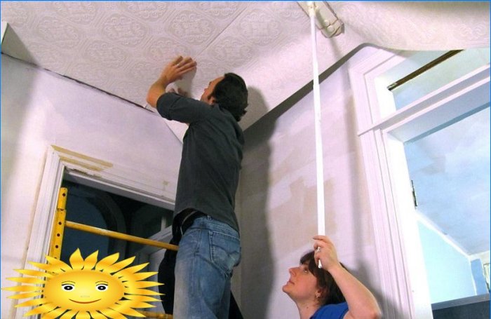 Pasting wallpaper on the ceiling