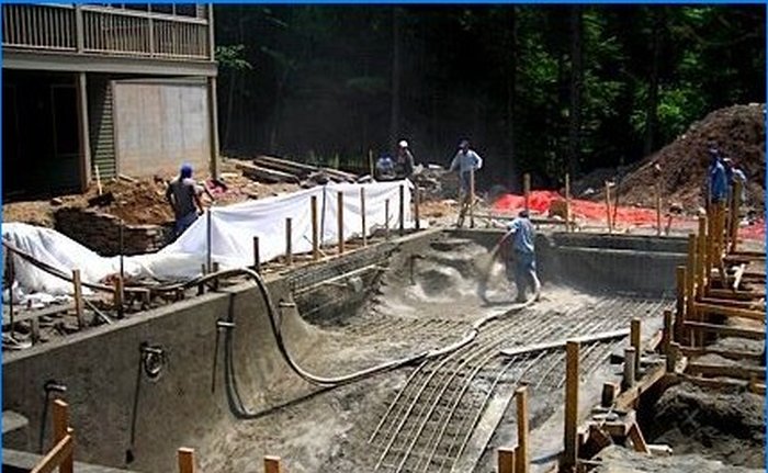 Casting concrete walls of the pool bowl