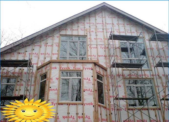 Do-it-yourself installation and decoration of the house with siding
