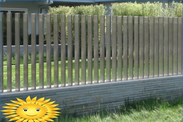 How to make a beautiful and functional fence on your site. 15 ideas